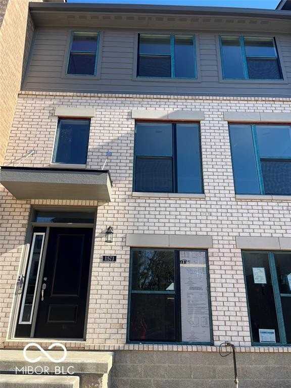 11573 Fulham St - Photo 4 of 33