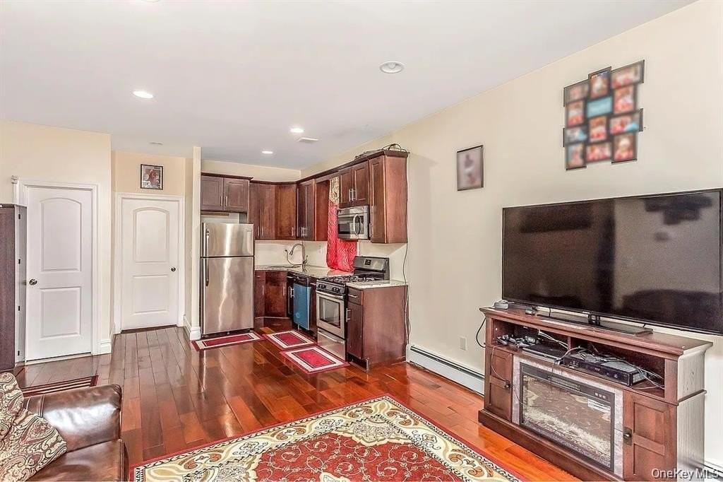 16013 N Conduit Ave - Photo 3 of 6