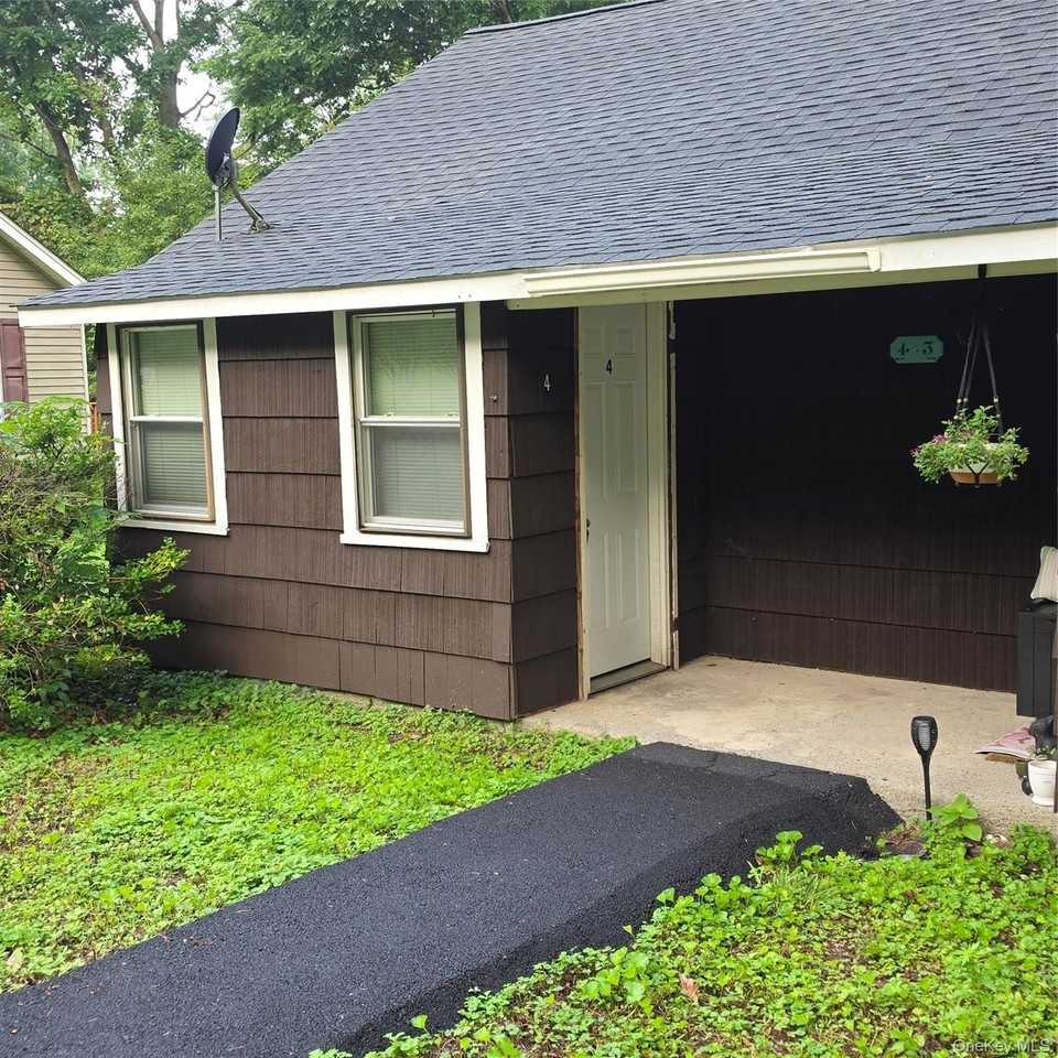 4 Storybrook Ln W