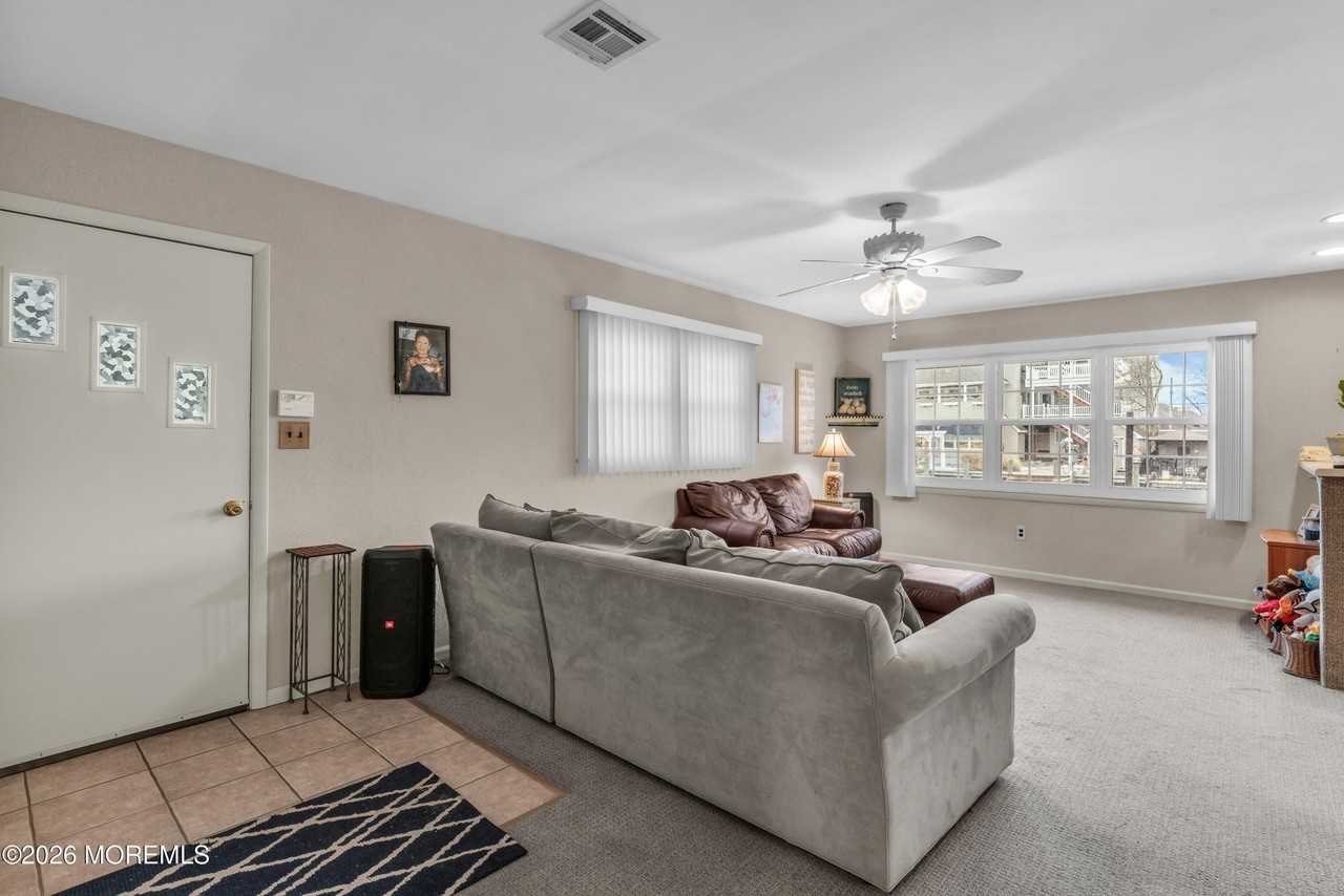 126 Royal Dr - Photo 5 of 34