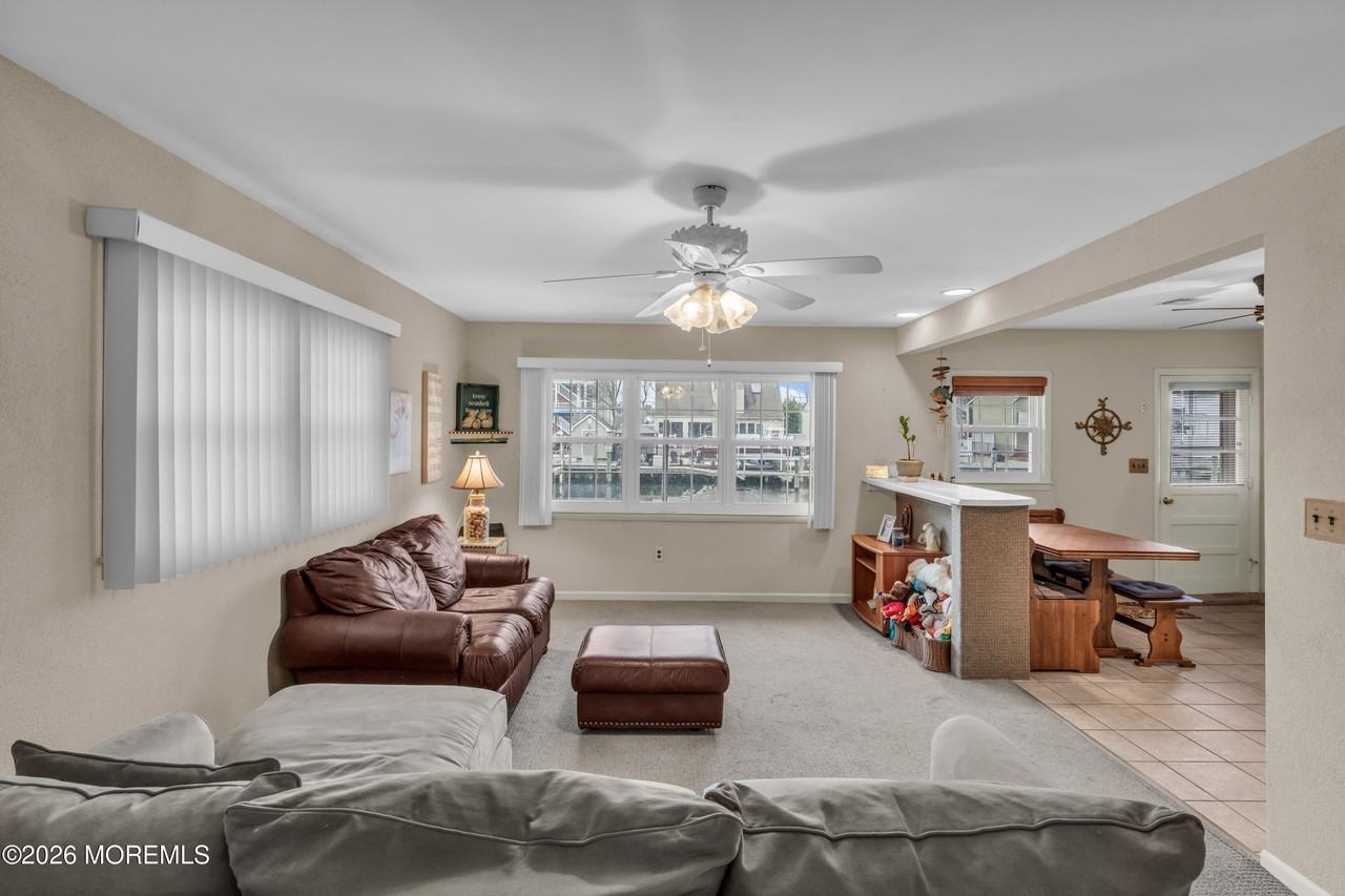 126 Royal Dr - Photo 6 of 34