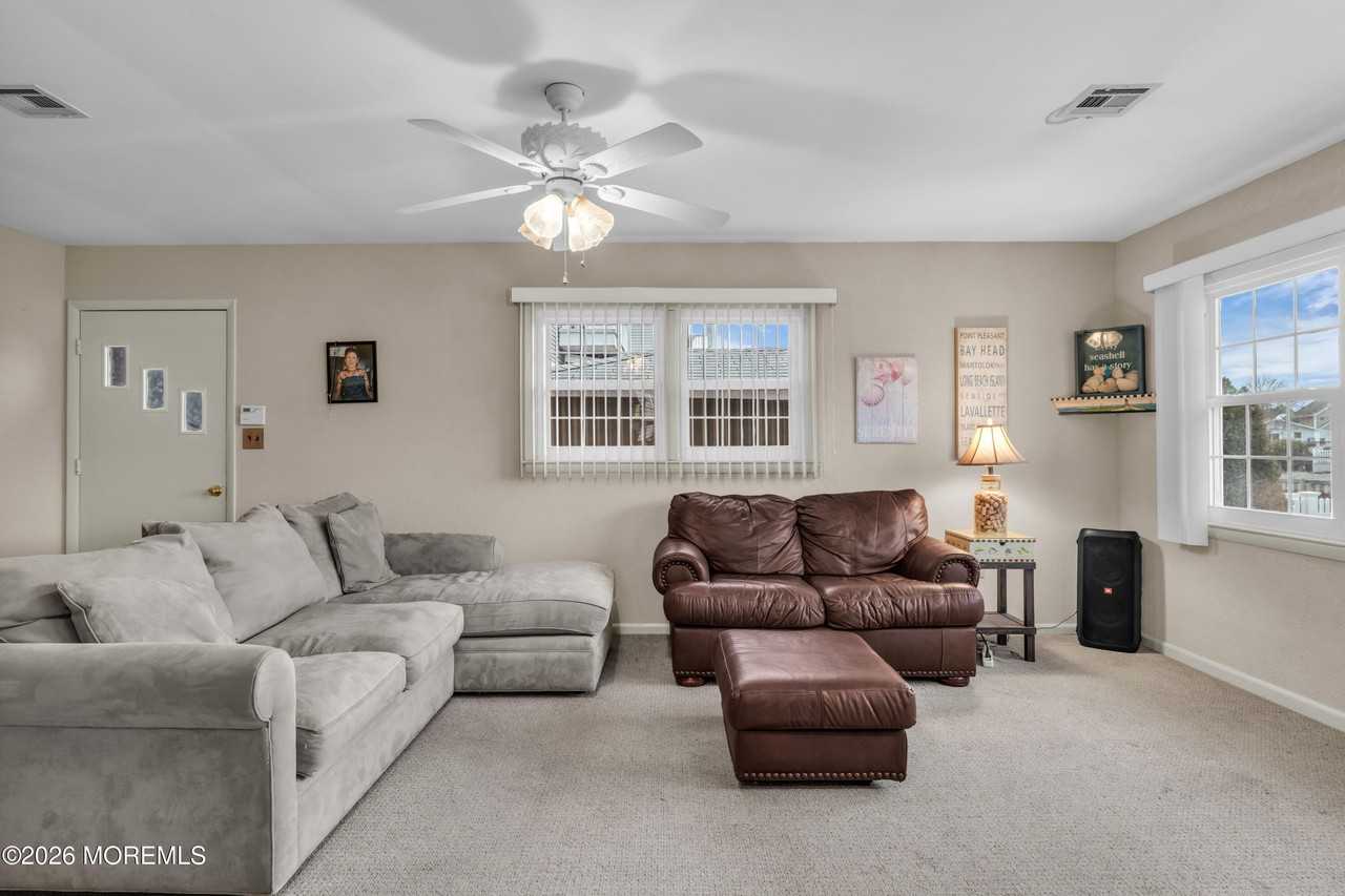126 Royal Dr - Photo 7 of 34