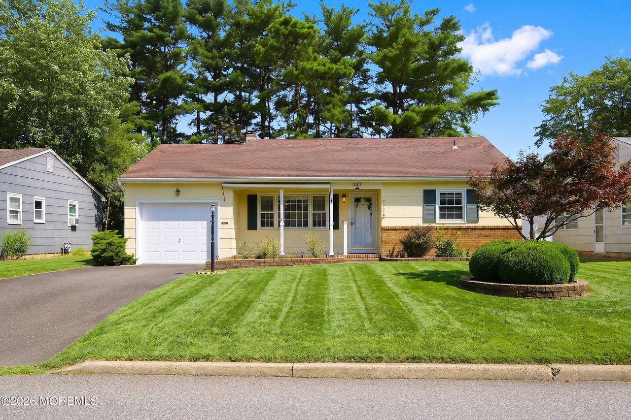 943 Edgebrook Dr N - Photo 2 of 34