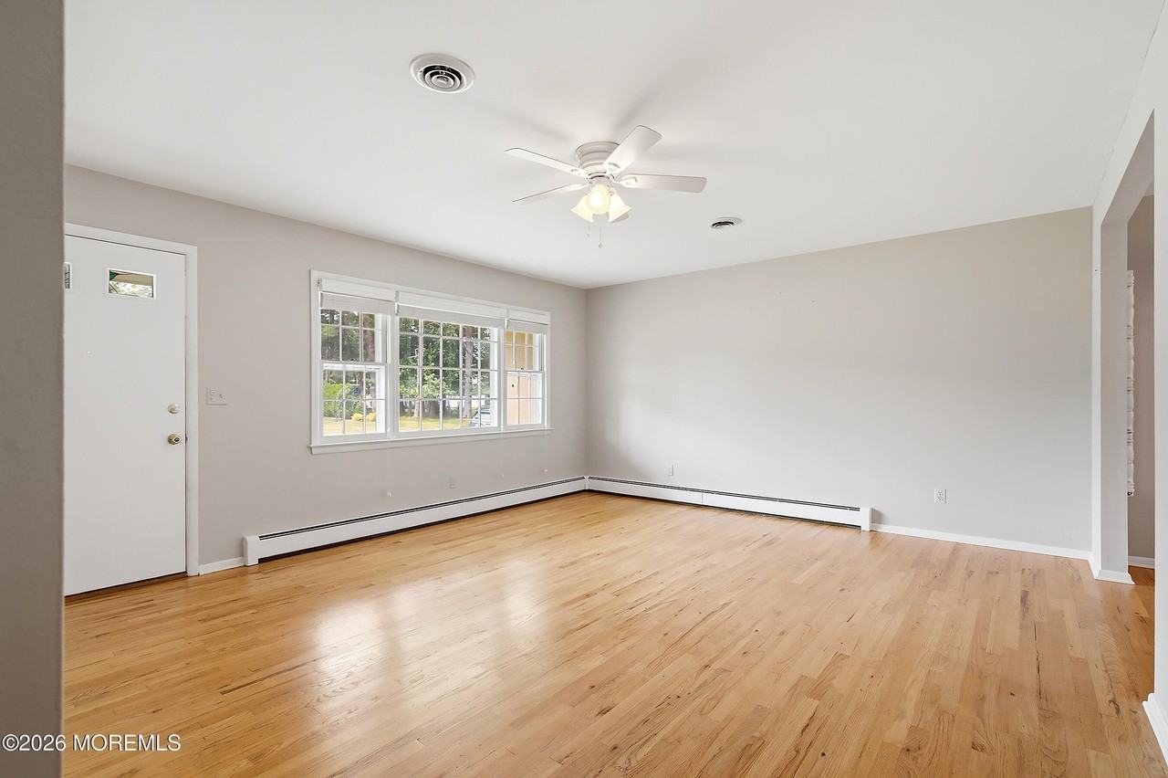 943 Edgebrook Dr N - Photo 4 of 34