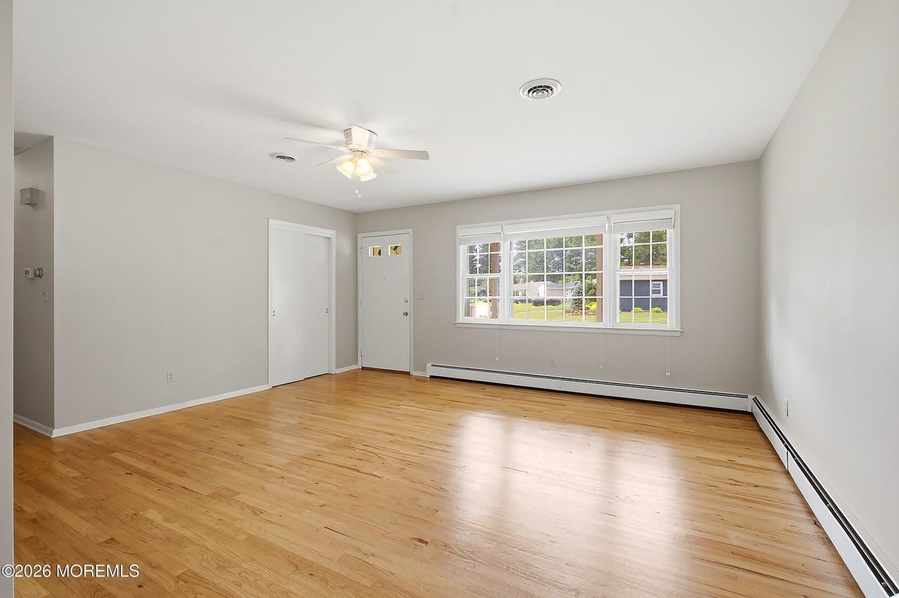 943 Edgebrook Dr N - Photo 5 of 34
