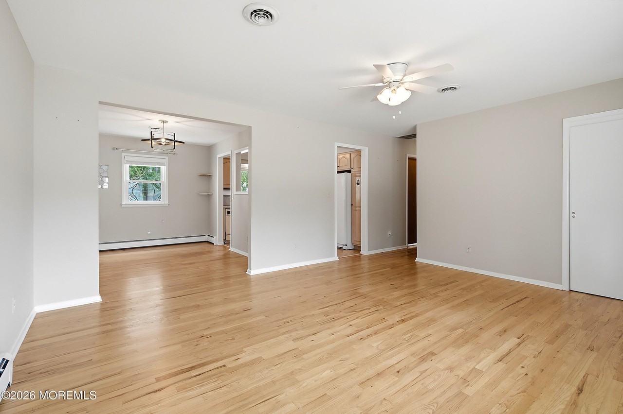 943 Edgebrook Dr N - Photo 7 of 34