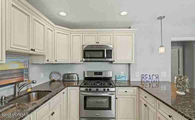 404 Bay Blvd #6 - Photo 4 of 11