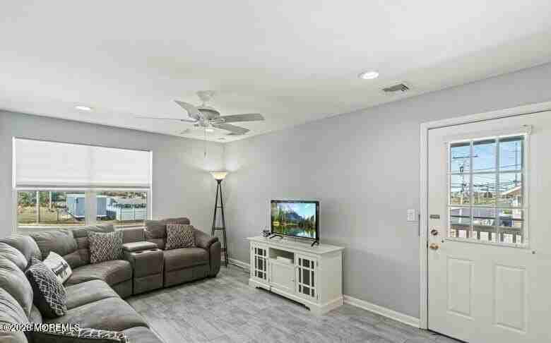 404 Bay Blvd #6 - Photo 5 of 11