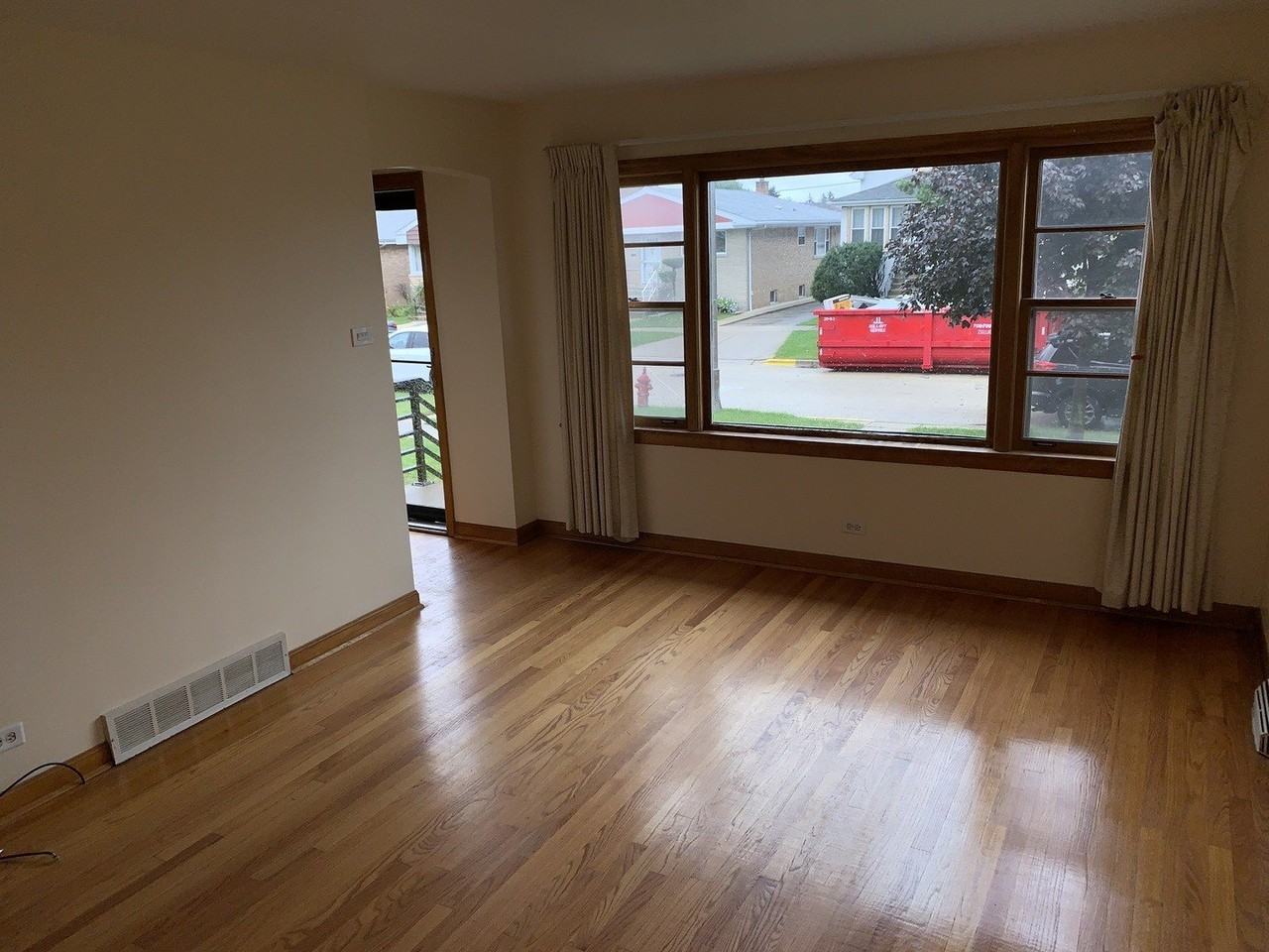 3826 Clarence Ave - Photo 7 of 32