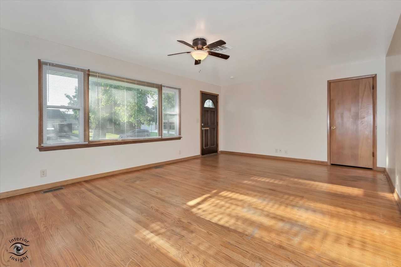 644 S Calumet Ave - Photo 2 of 28
