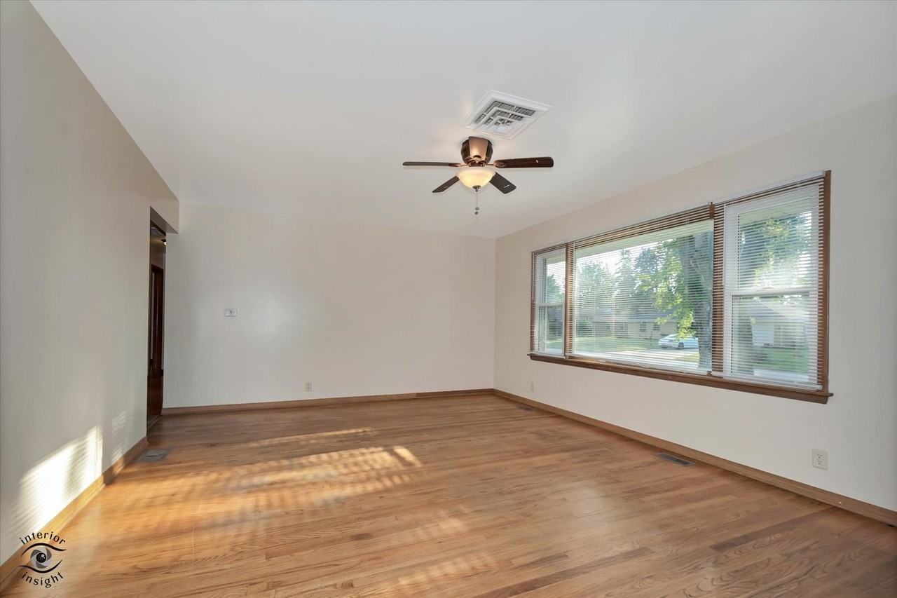 644 S Calumet Ave - Photo 4 of 28