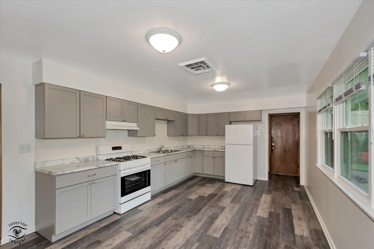 644 S Calumet Ave - Photo 5 of 28
