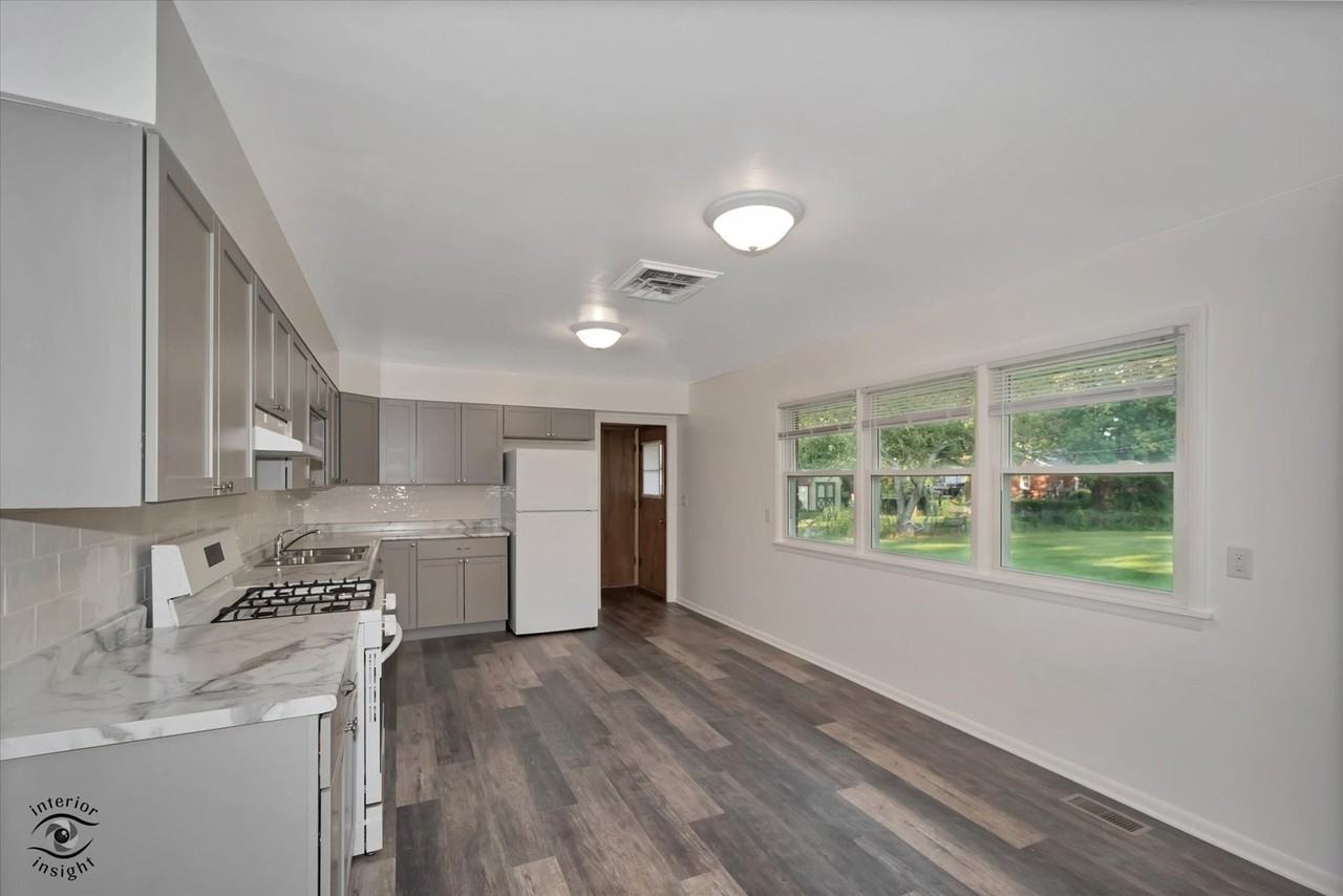 644 S Calumet Ave - Photo 7 of 28