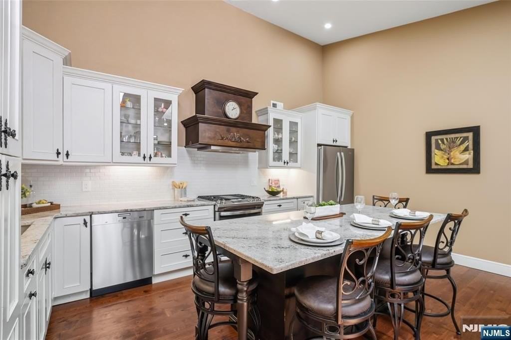 1002 Boxwood Ct - Photo 3 of 26