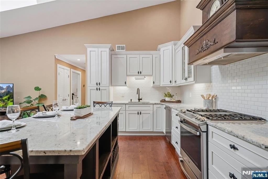 1002 Boxwood Ct - Photo 4 of 26