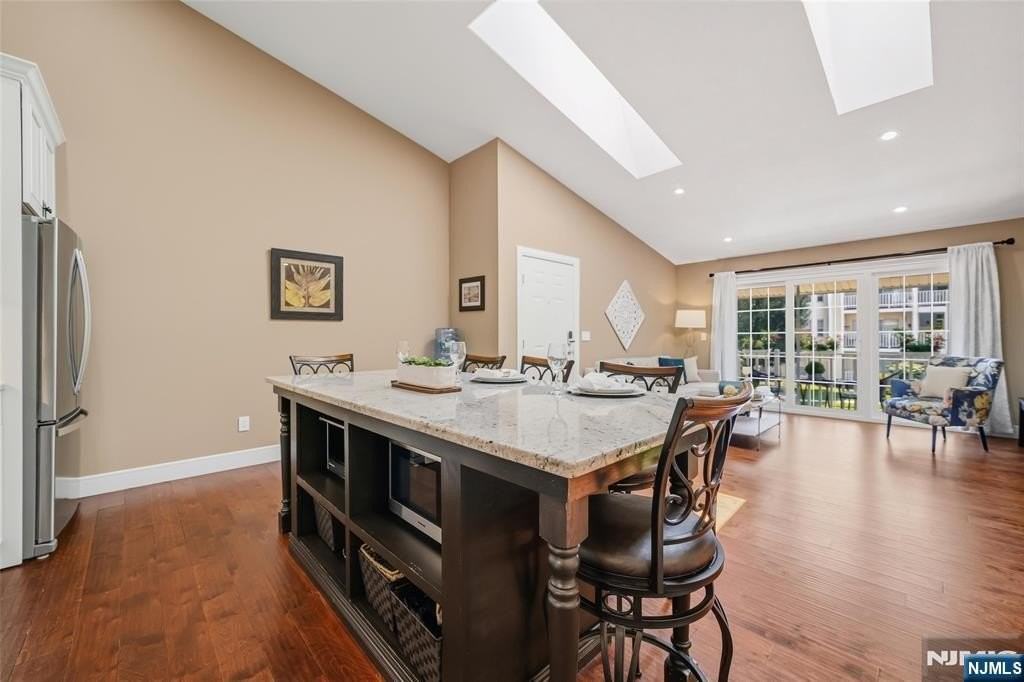 1002 Boxwood Ct - Photo 7 of 26