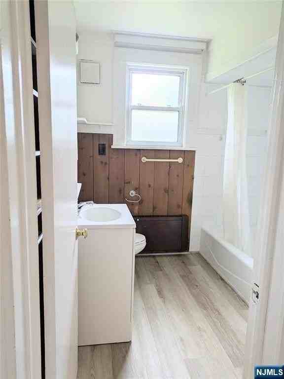 438 Van Dyke St - Photo 5 of 10
