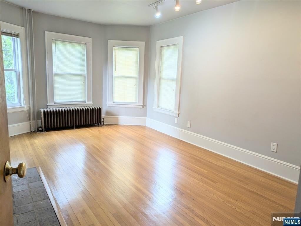 438 Van Dyke St - Photo 6 of 10