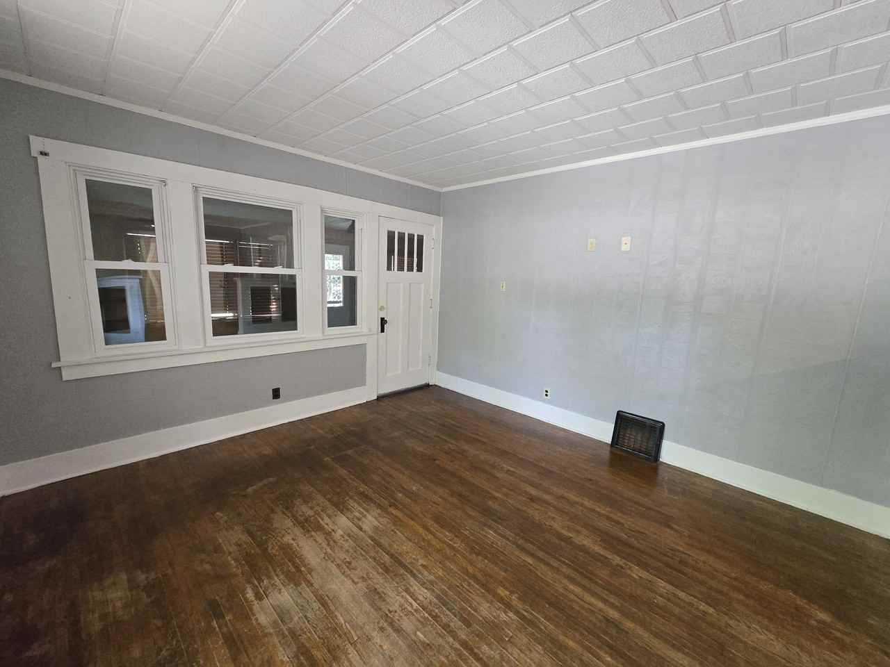 543 Sumner St #1 - Photo 5 of 29