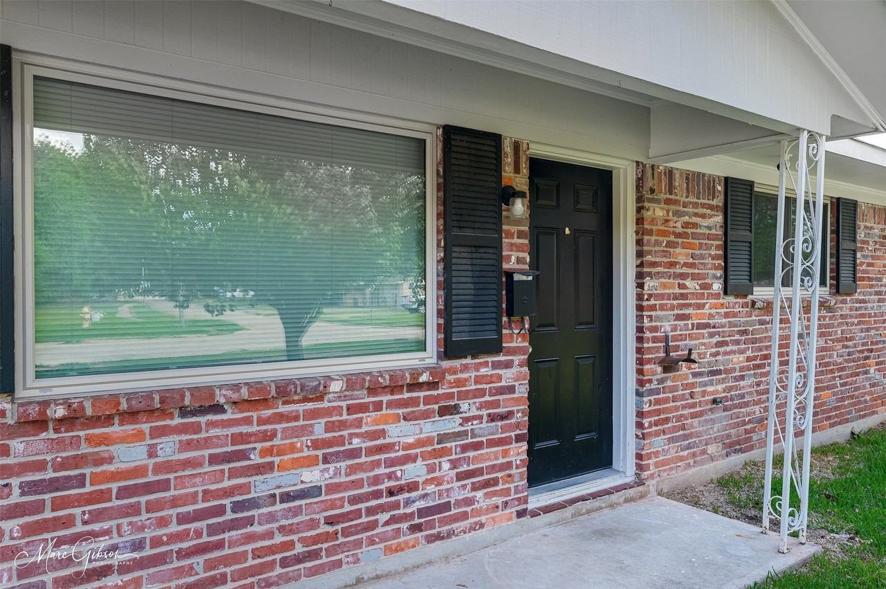 2121 Venus Dr - Photo 3 of 20