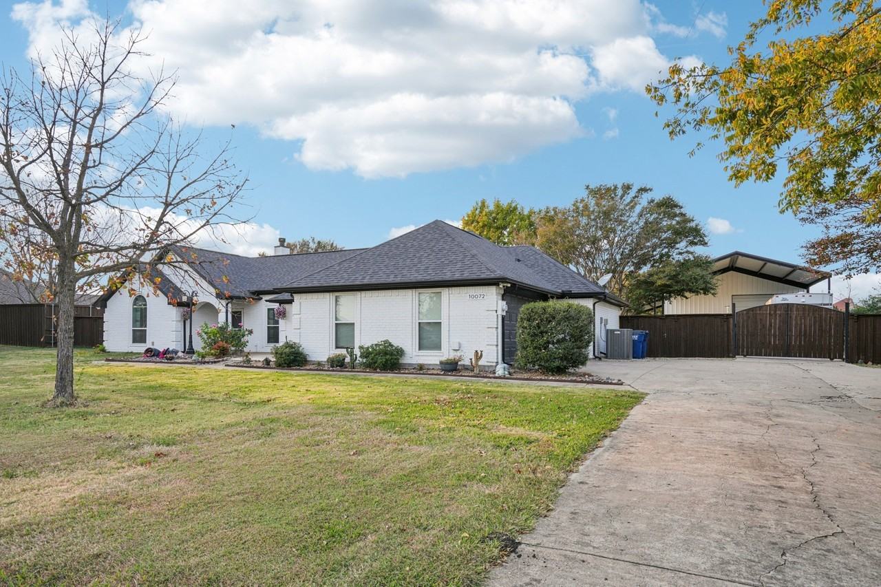10072 Manor Way - Photo 2 of 31