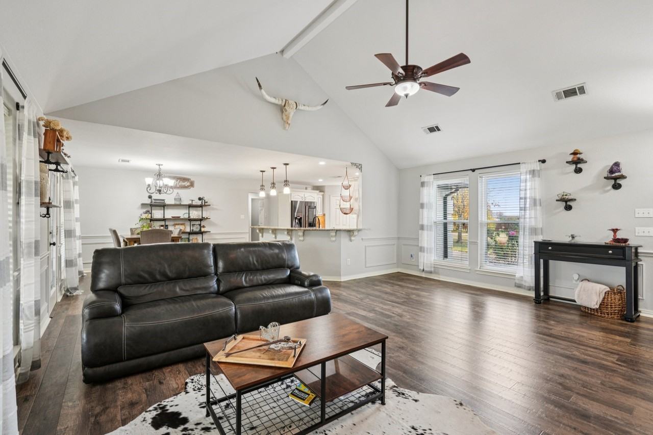 10072 Manor Way - Photo 3 of 31