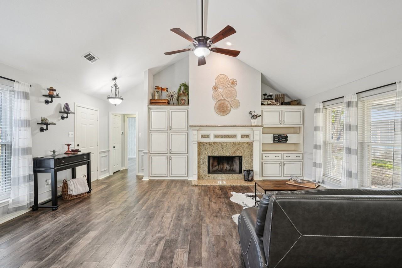10072 Manor Way - Photo 4 of 31