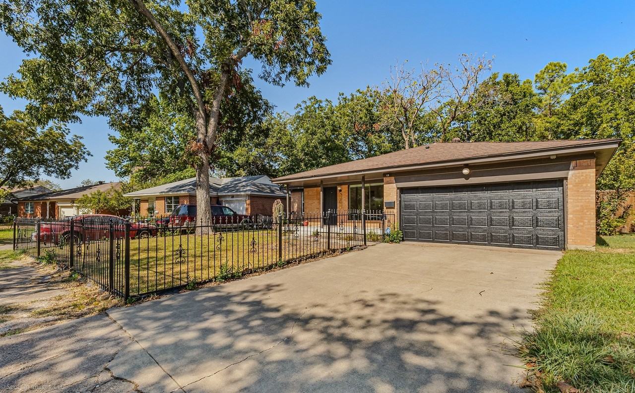 1351 Dell Oak Dr - Photo 2 of 25