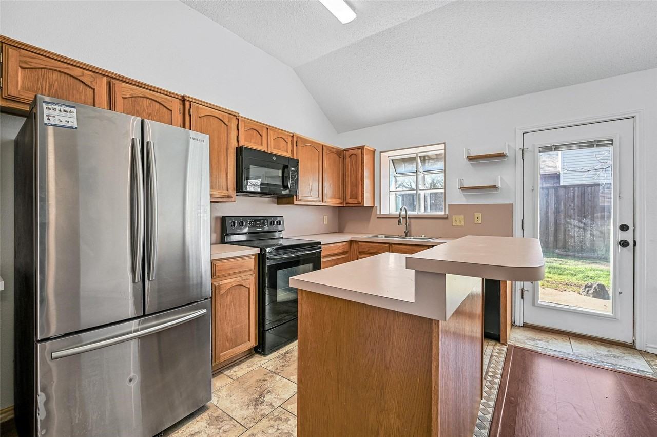 2114 Lattimore St - Photo 6 of 17
