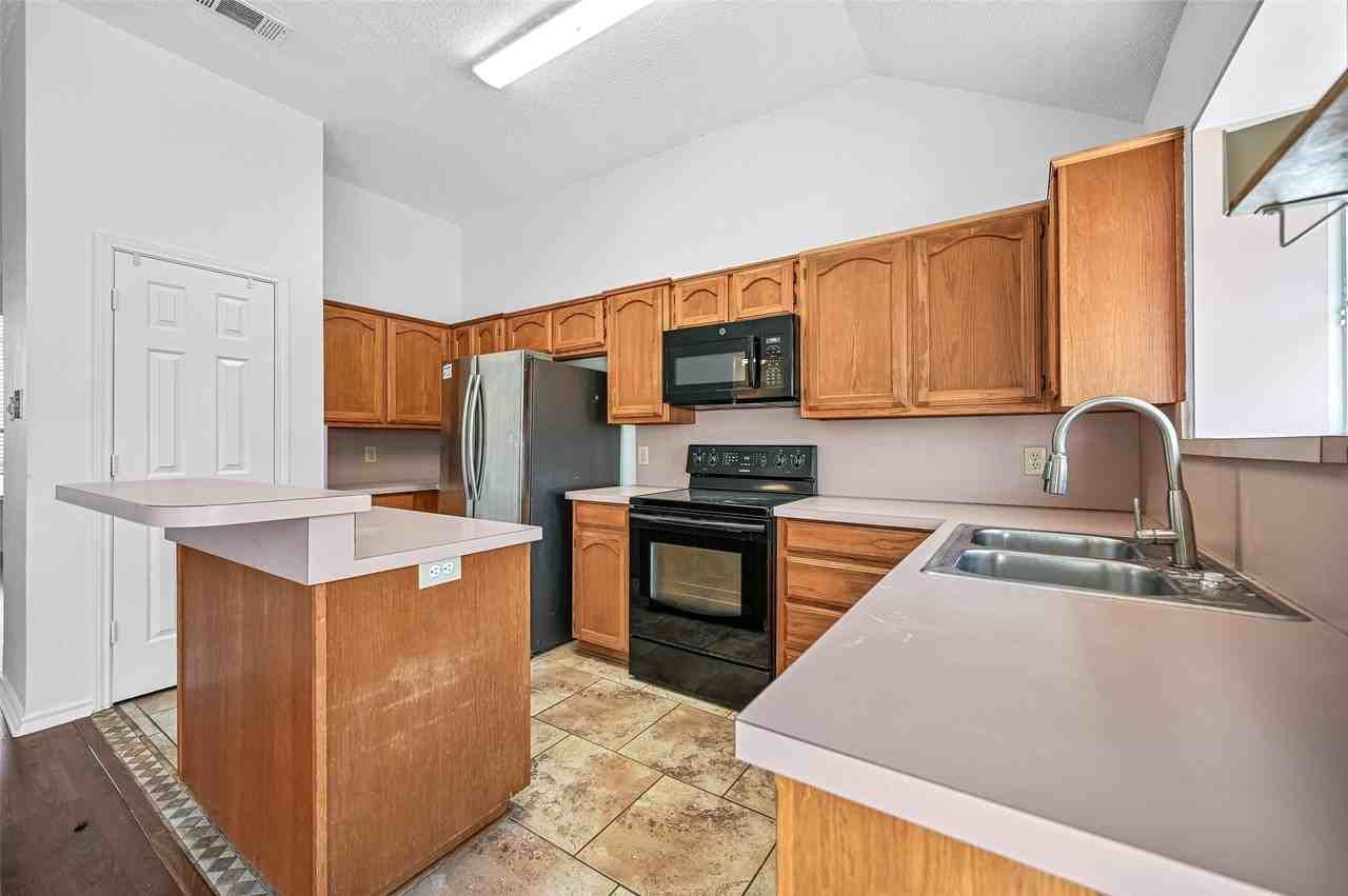 2114 Lattimore St - Photo 7 of 17