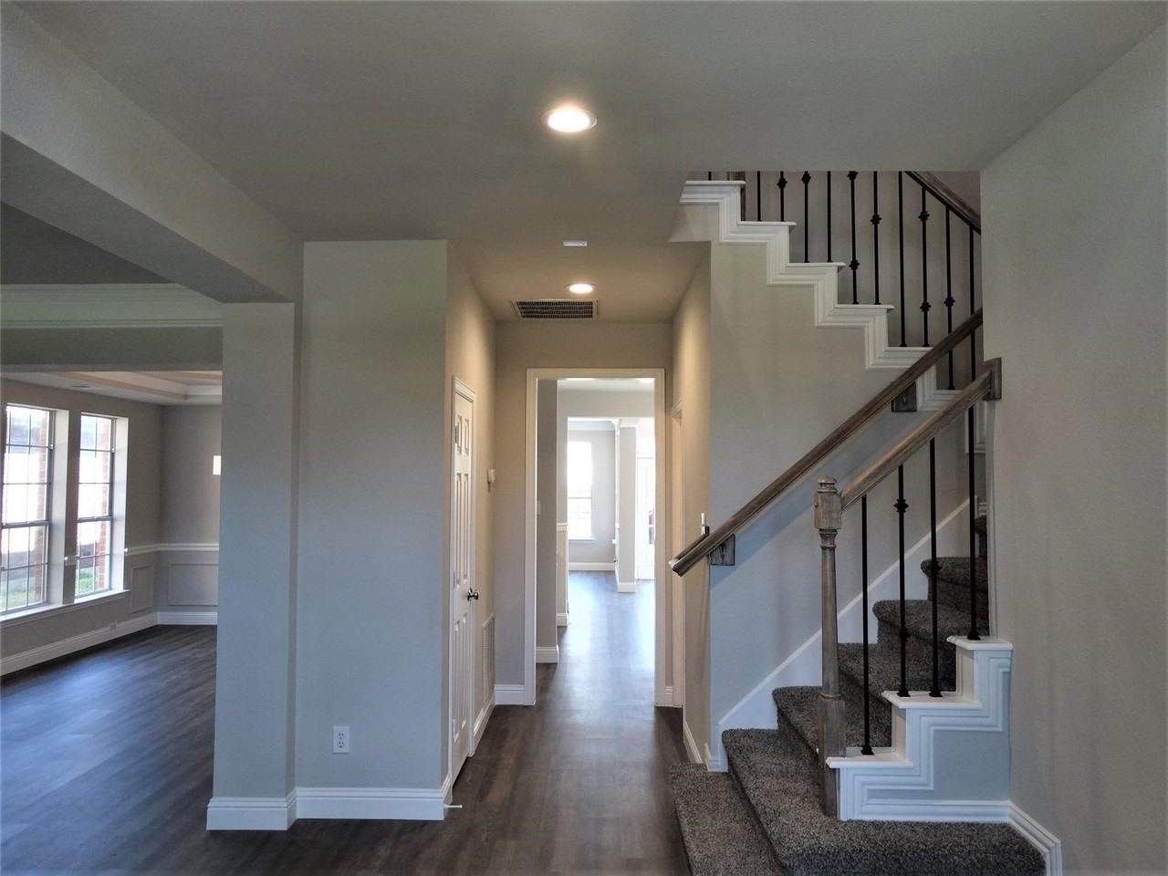 7904 Kettlewood Ct - Photo 3 of 35