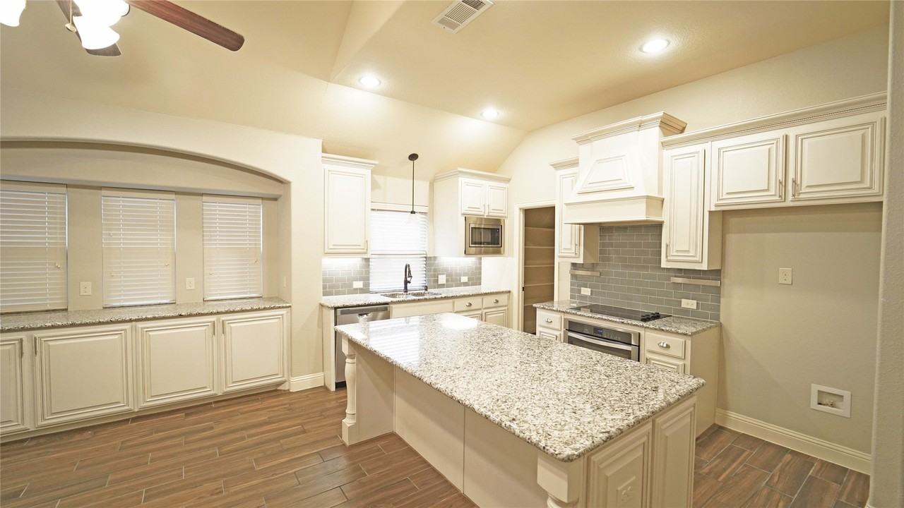 729 Paintbrush Ct - Photo 2 of 19