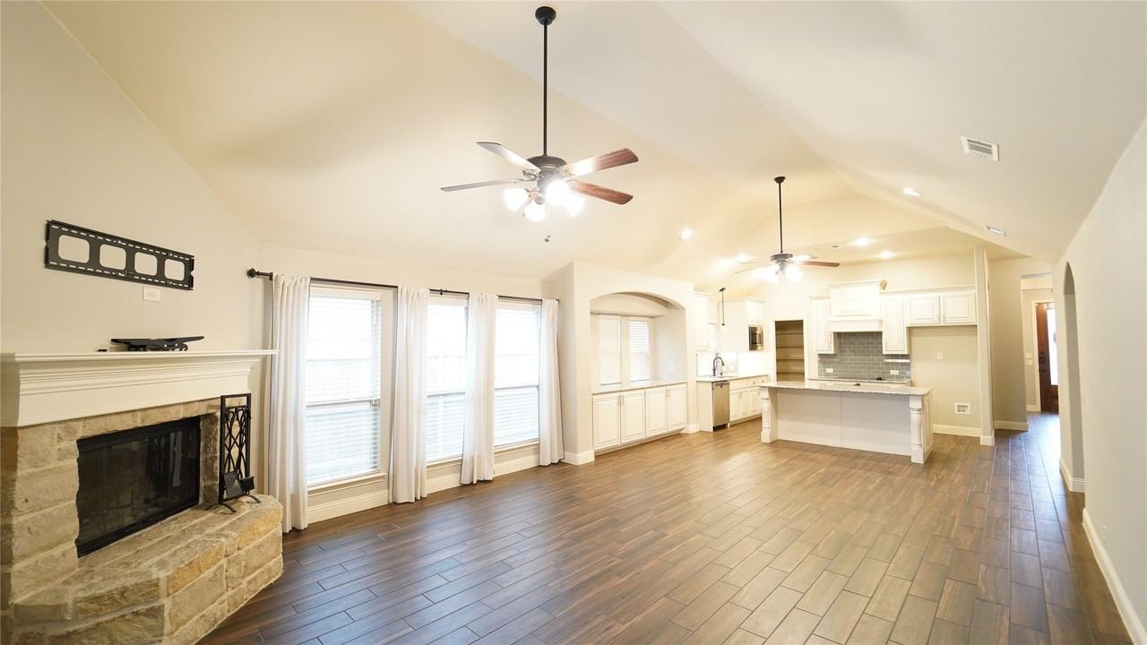 729 Paintbrush Ct - Photo 3 of 19