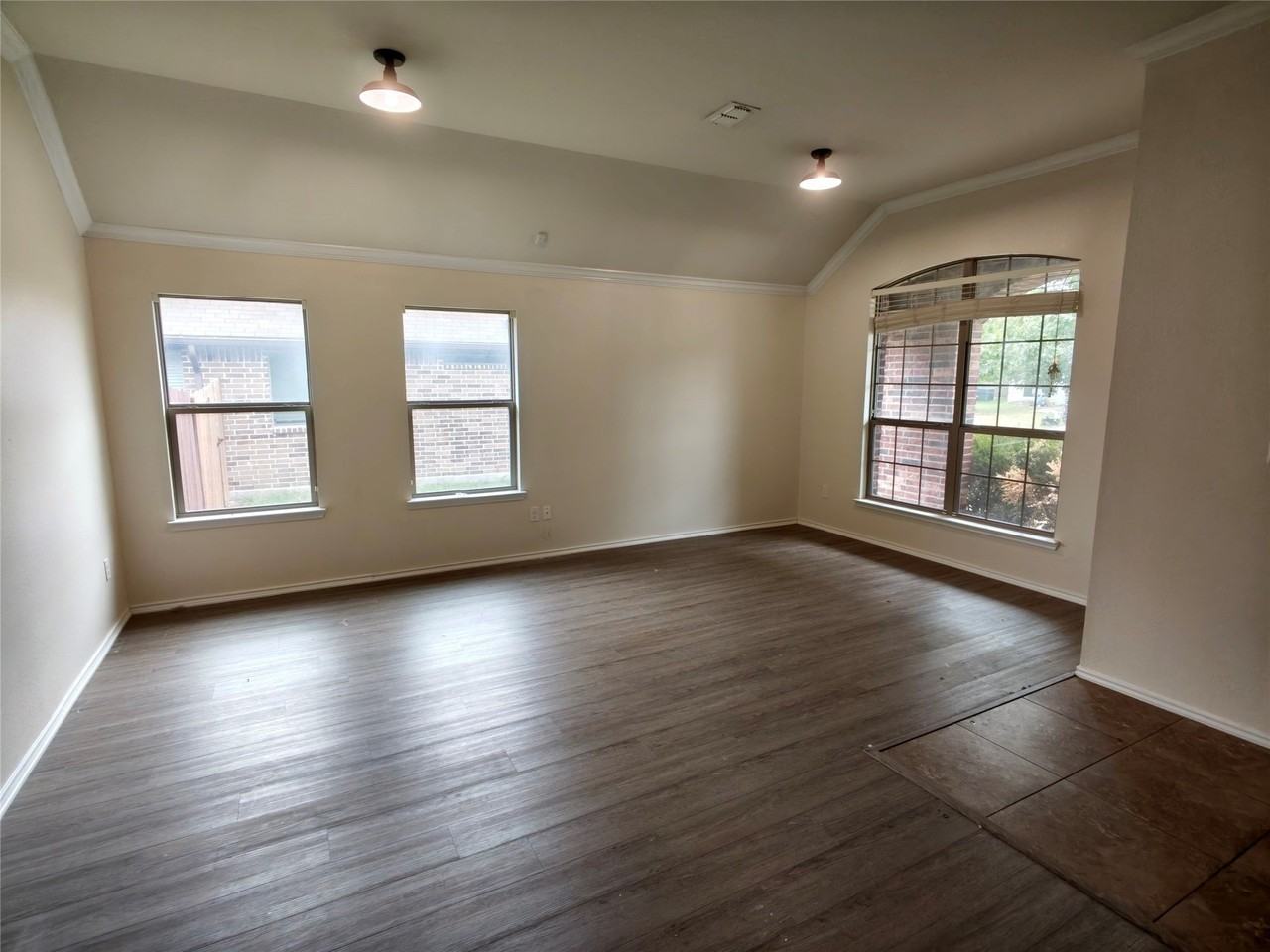 724 Valley Ct - Photo 2 of 25