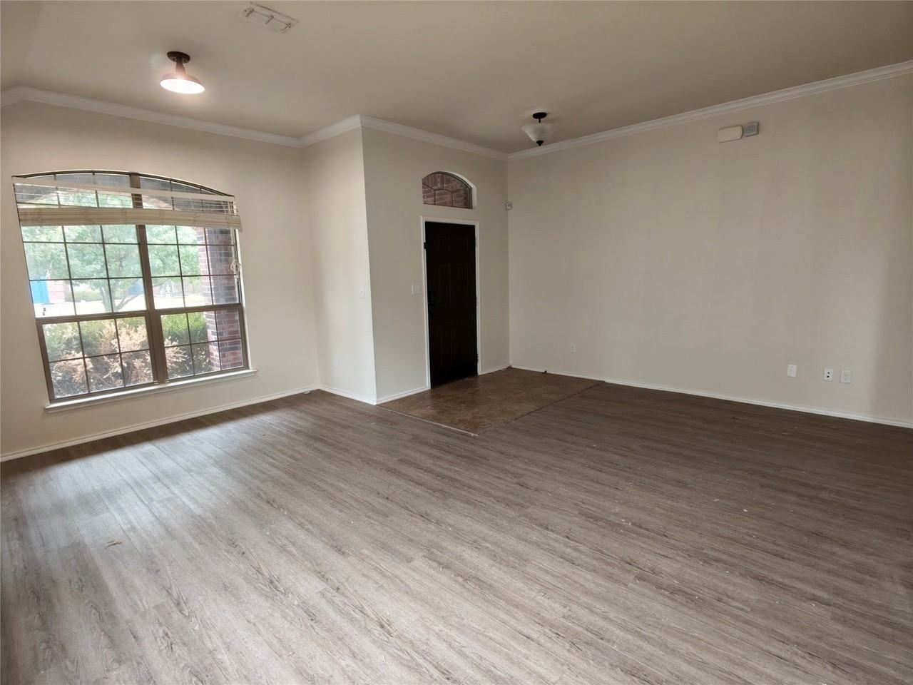 724 Valley Ct - Photo 3 of 25