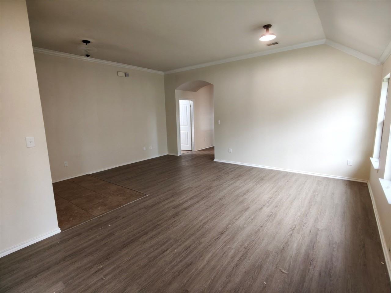 724 Valley Ct - Photo 4 of 25