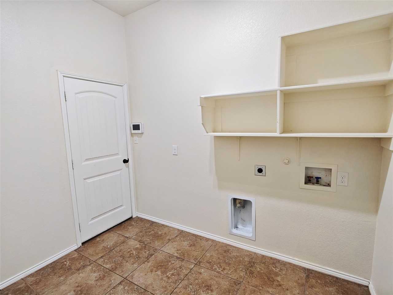 724 Valley Ct - Photo 5 of 25