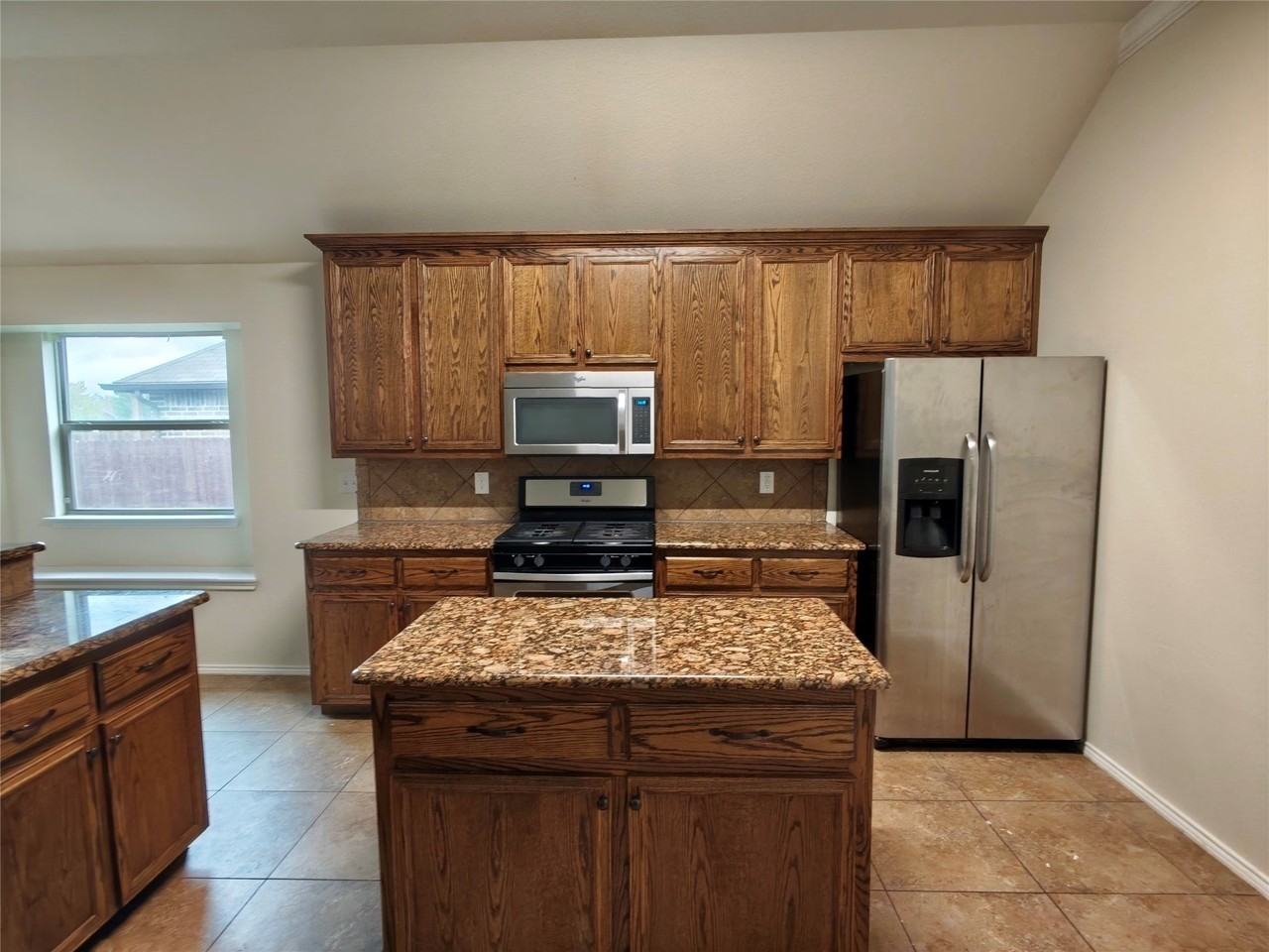 724 Valley Ct - Photo 6 of 25
