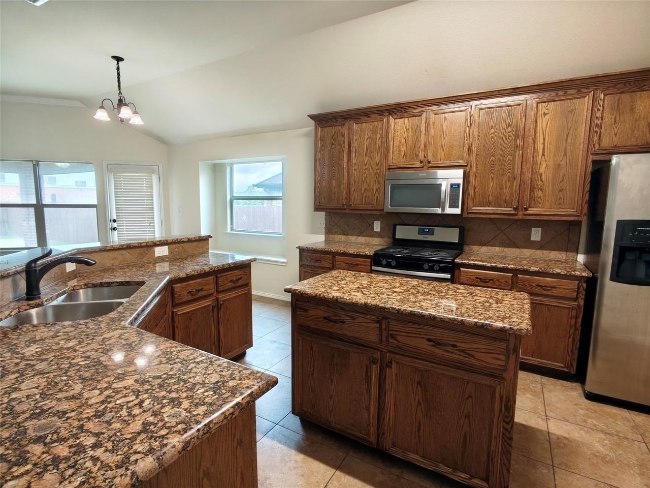 724 Valley Ct - Photo 7 of 25