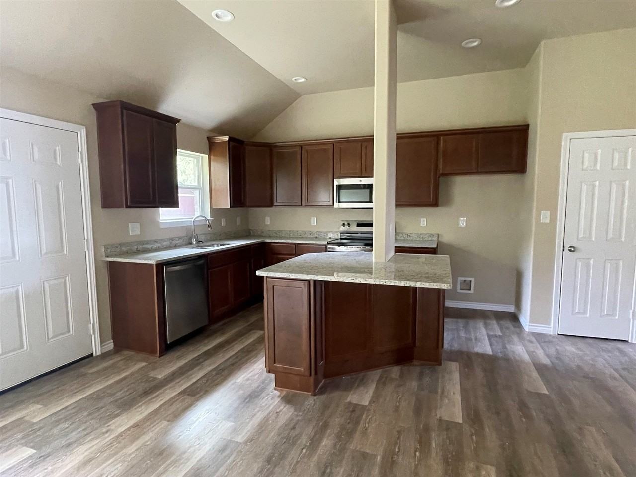 721 Hillburn Dr - Photo 5 of 21