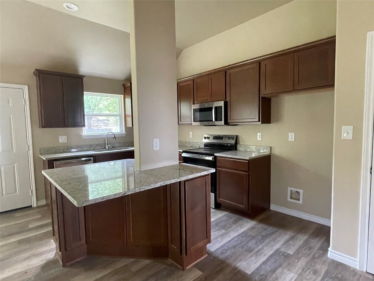 721 Hillburn Dr - Photo 6 of 21