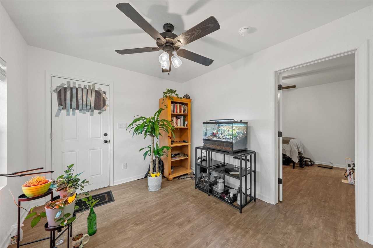 1103 E Leon St - Photo 3 of 10