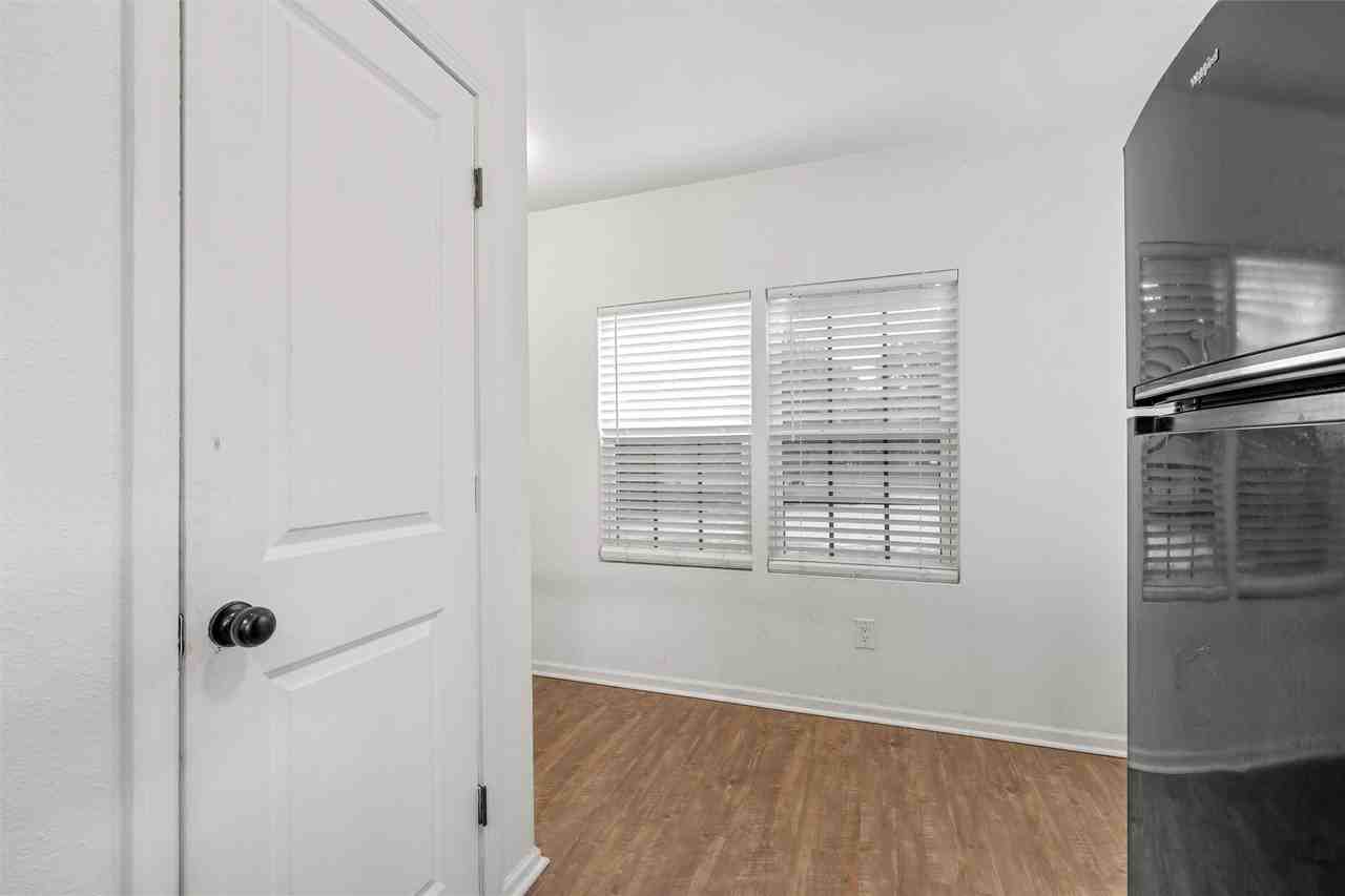 1103 E Leon St - Photo 4 of 10