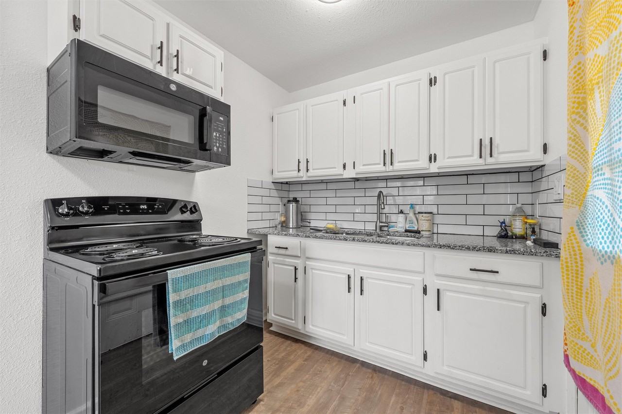 1103 E Leon St - Photo 5 of 10