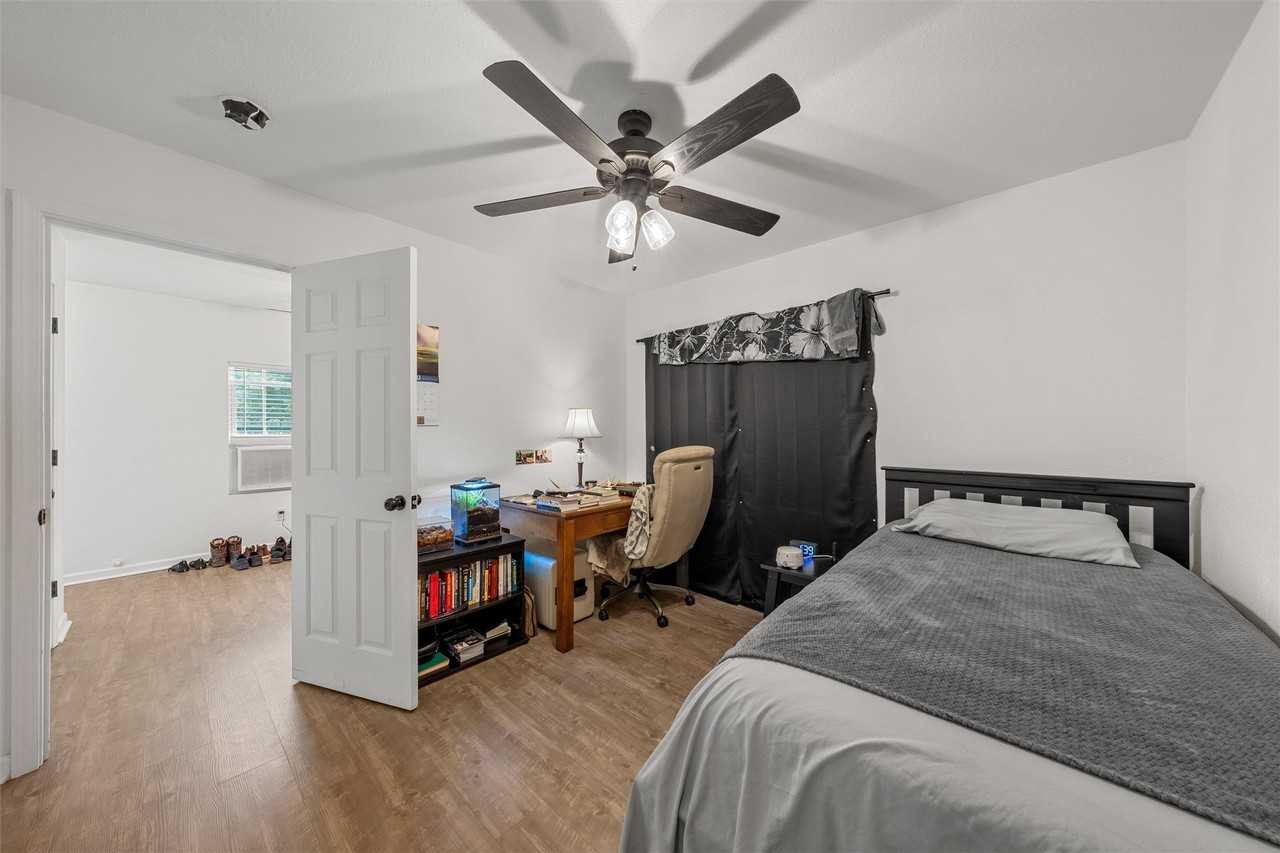 1103 E Leon St - Photo 7 of 10