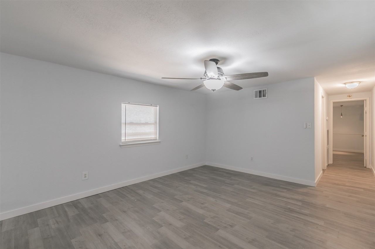 1708 Hilltop Ln - Photo 3 of 33