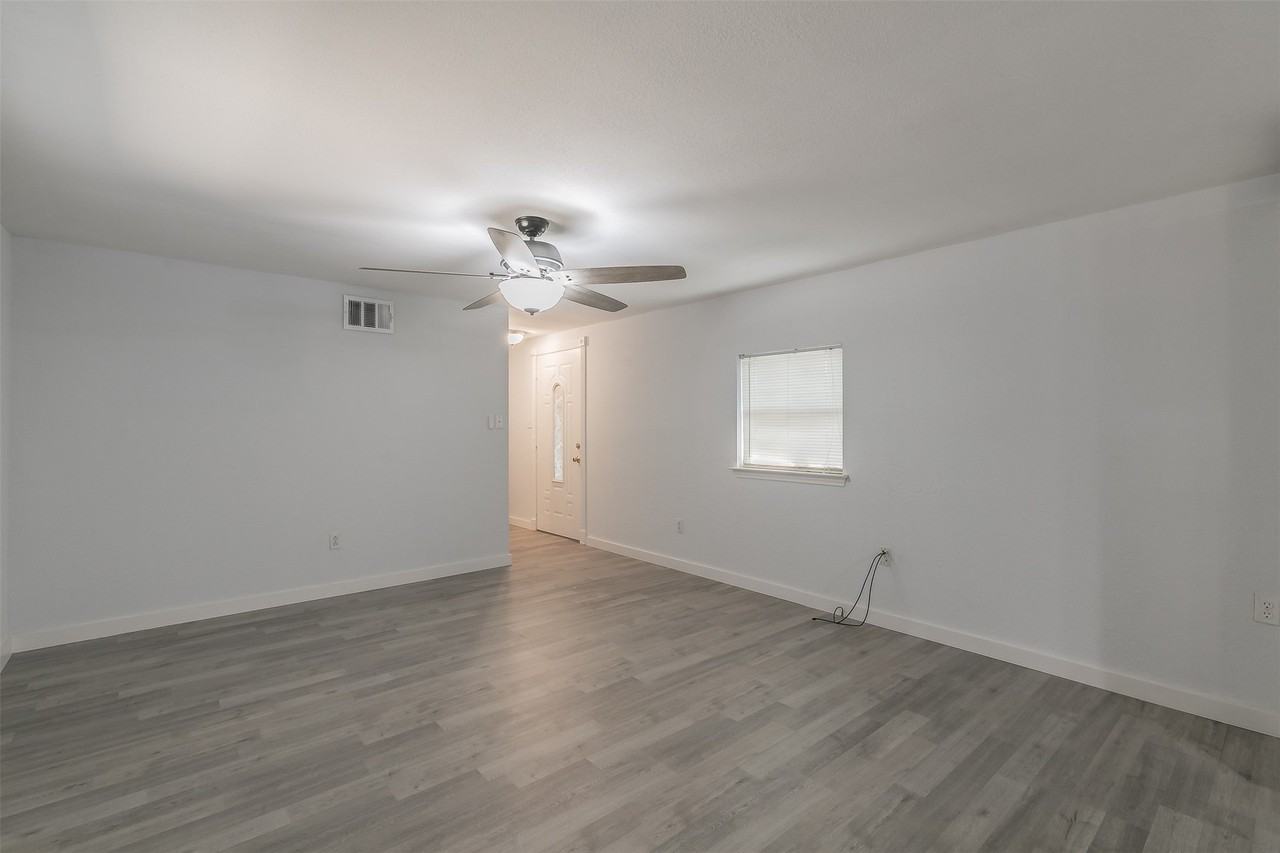 1708 Hilltop Ln - Photo 4 of 33