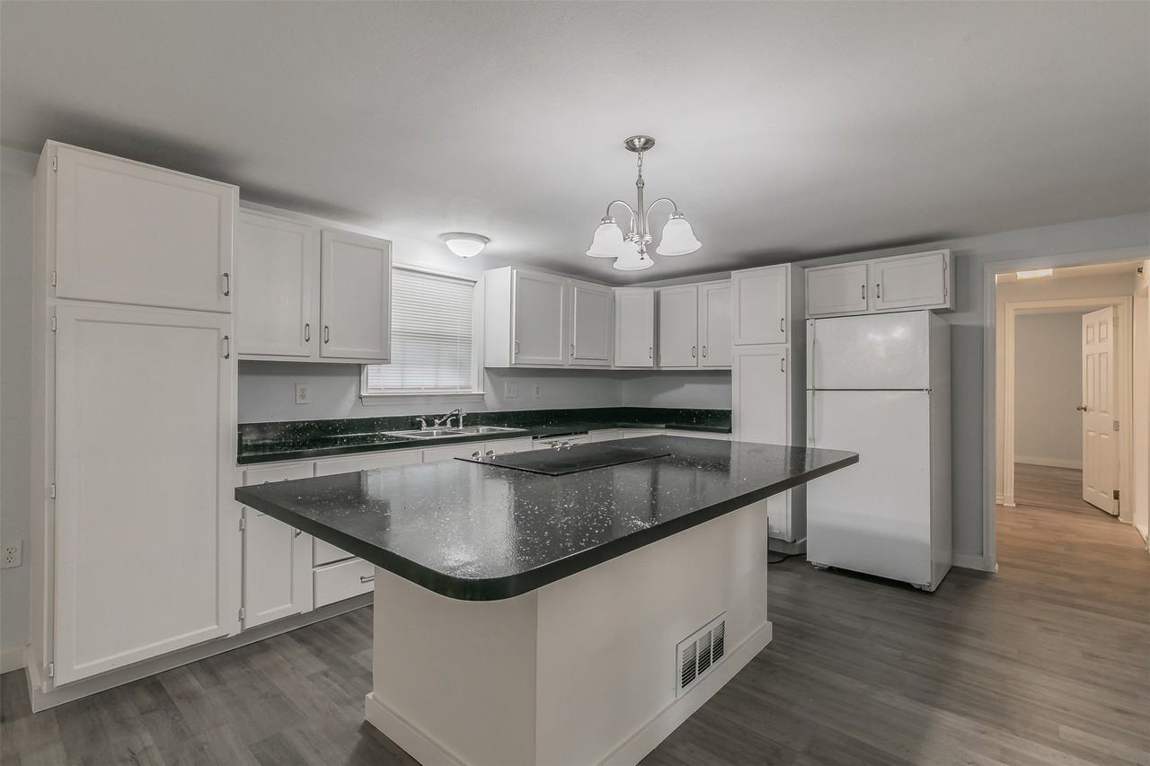 1708 Hilltop Ln - Photo 7 of 33