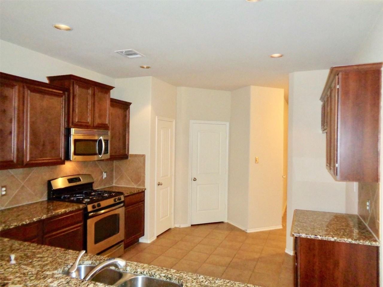 9700 Starfire Dr - Photo 4 of 16