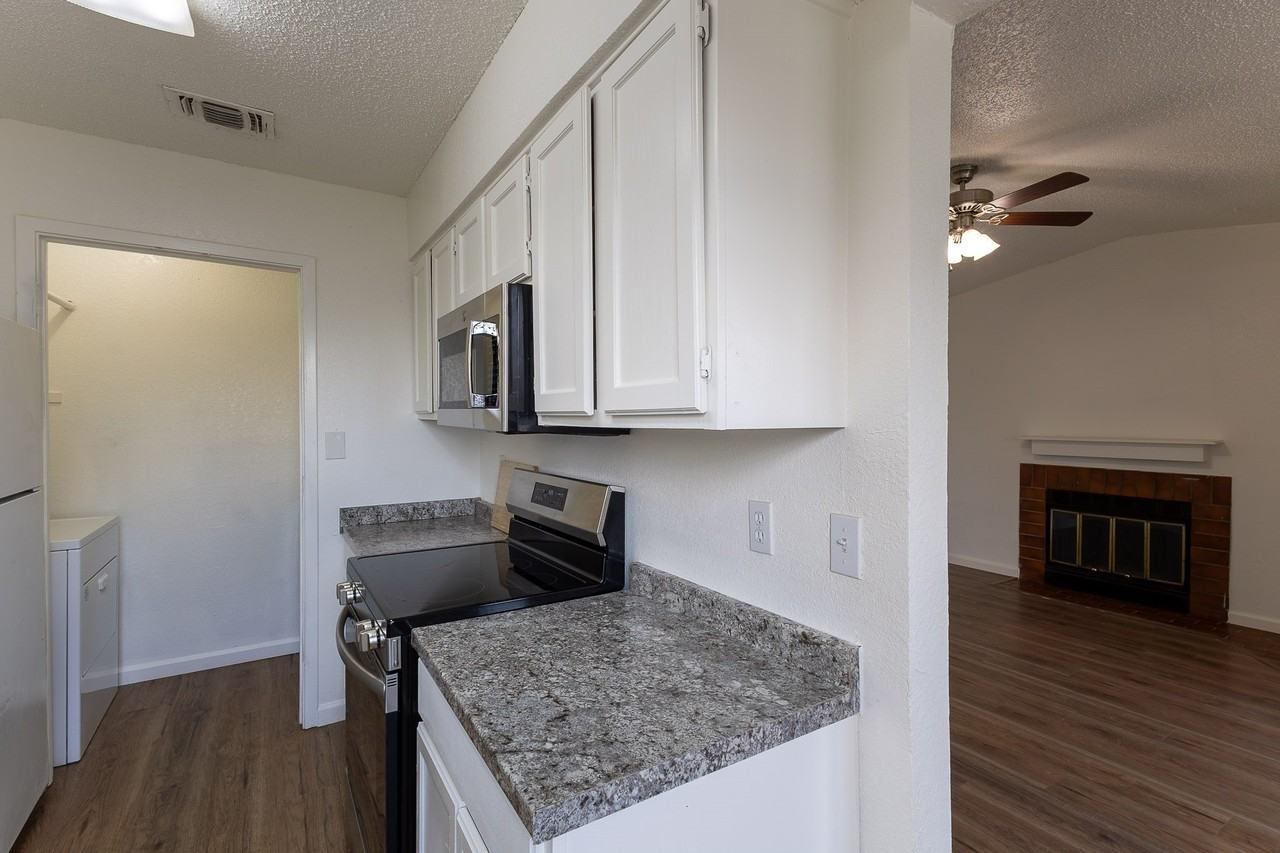 741 Woodland Ct - Photo 4 of 24